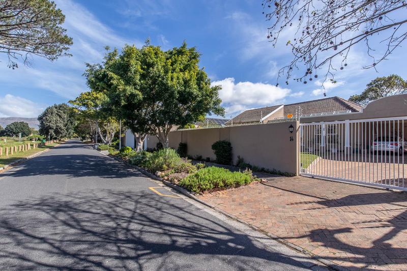 5 Bedroom Property for Sale in Meadowridge Western Cape